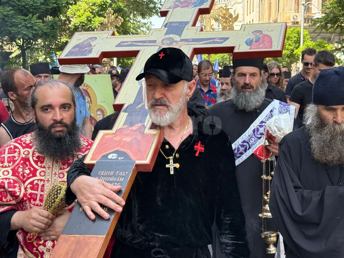Gigi Becali a ieșit pe Calea Victoriei să „curețe” cu agheasmă după marșul LGBT: a purtat o cruce uriașă, apoi s-a oprit și a cântat