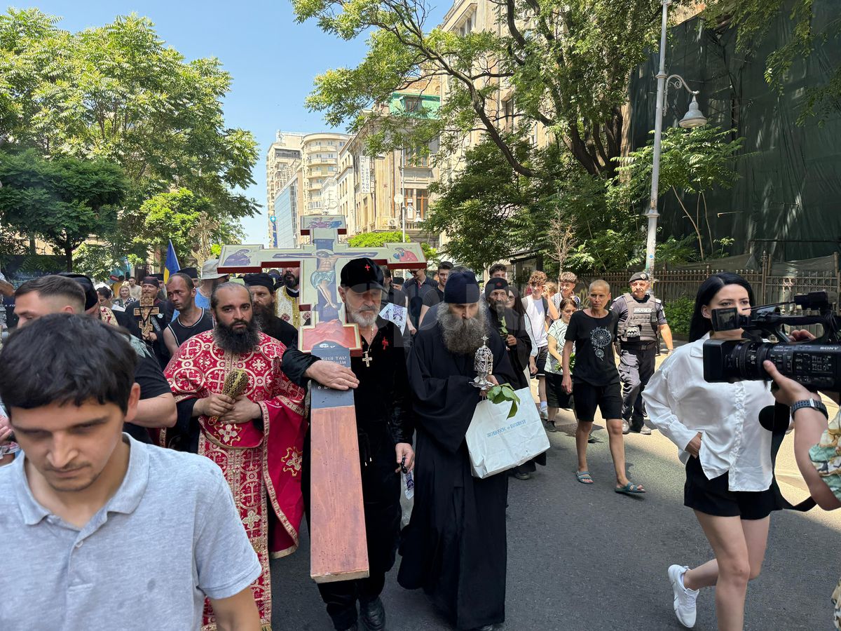 Gigi Becali a ieșit pe Calea Victoriei să „curețe” cu agheasmă după marșul LGBT: a purtat o cruce uriașă, apoi s-a oprit și a cântat