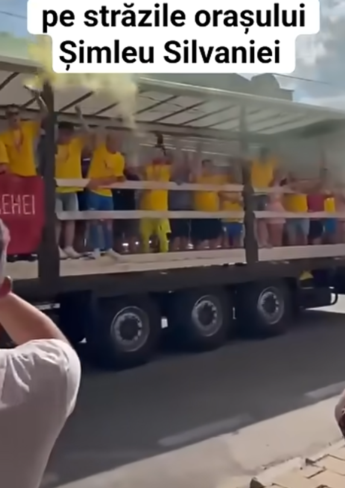 Sărbătoare inedită după titlul câștigat la județ: jucătorii s-au plimbat cu TIR-ul prin oraș și au aprins fumigene
