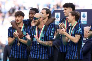 Galatasaray a pus ochii pe încă un star al lui Cristi Chivu! » „Pot să-l aduc la Istanbul dacă vreți”