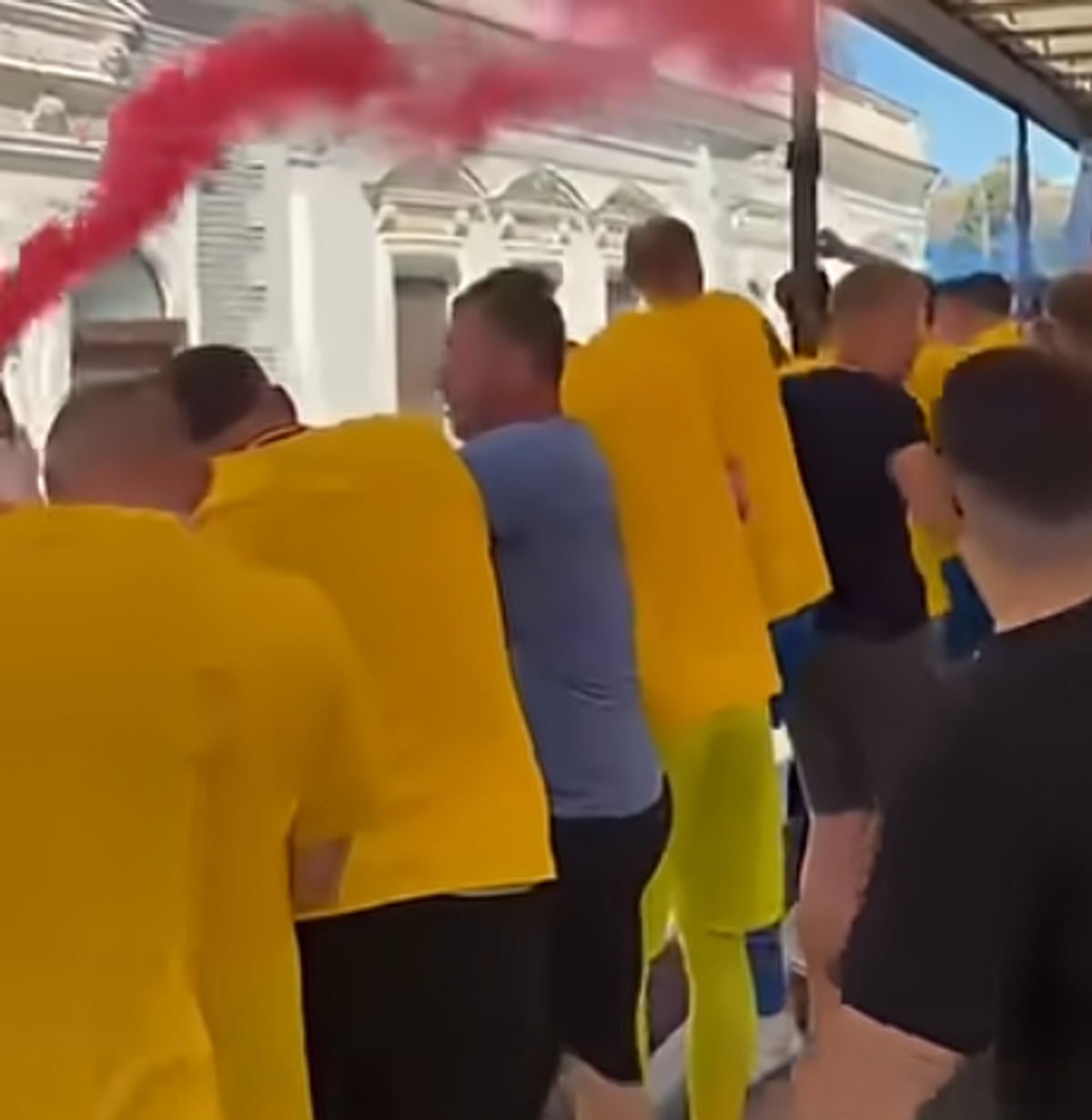 Sărbătoare inedită după titlul câștigat la județ: jucătorii s-au plimbat cu TIR-ul prin oraș și au aprins fumigene