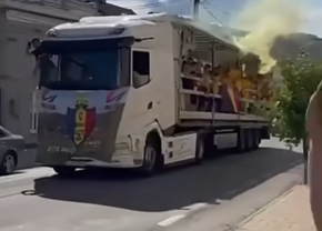 Sărbătoare inedită după titlul câștigat la județ: jucătorii s-au plimbat cu TIR-ul prin oraș și au aprins fumigene
