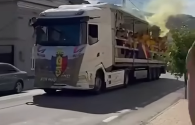 Sărbătoare inedită după titlul câștigat la județ: jucătorii s-au plimbat cu TIR-ul prin oraș și au aprins fumigene