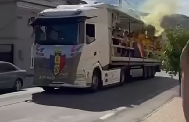 Sărbătoare inedită după titlul câștigat la județ: jucătorii s-au plimbat cu TIR-ul prin oraș și au aprins fumigene