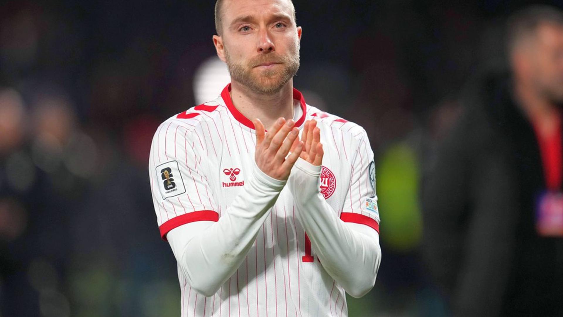 Christian Eriksen pe terenul de fotbal după stopul cardiac, purtând tricoul naționalei Danemarcei și dispozitivul ICD implantat vizibil sub piele. | sursa foto: Gazeta Sporturilor