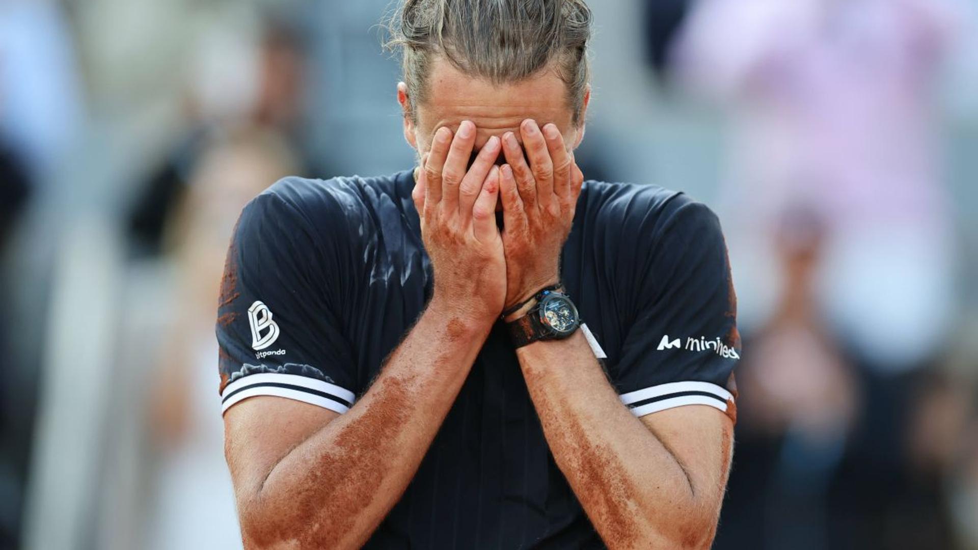 Alexander Zverev sărbătorind victoria la Roland Garros, menținându-și poziția în clasament ATP pe locul trei. | sursa foto: Gazeta Sporturilor Alexander Zverev sărbătorind victoria la Roland Garros, menținându-și poziția în clasament ATP pe locul trei. | sursa foto: Gazeta Sporturilor