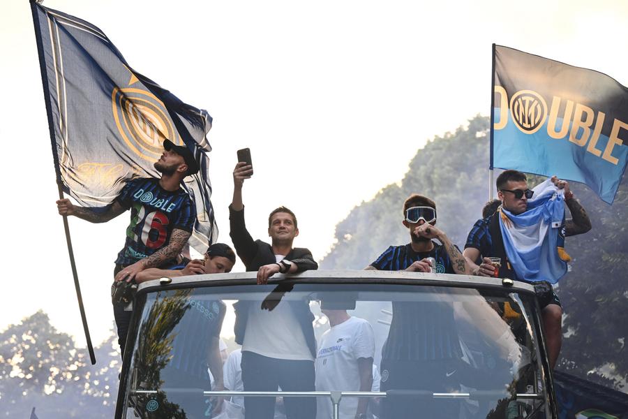 Francesco Acerbi (al doilea de la dreapta la stânga) pleacă de la Inter / foto: Imago Images Veteranul lui Chivu pleacă de la Inter » Dan Șucu vrea să profite