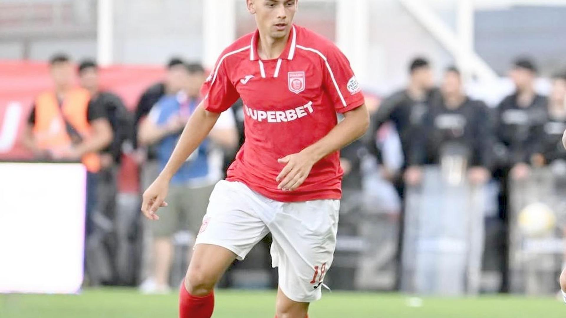 Vadym Kyrychenko în tricoul lui Dinamo atacant, discutând cu Andrei Nicolescu în timpul unei conferințe de presă sportive. | sursa foto: Gazeta Sporturilor
