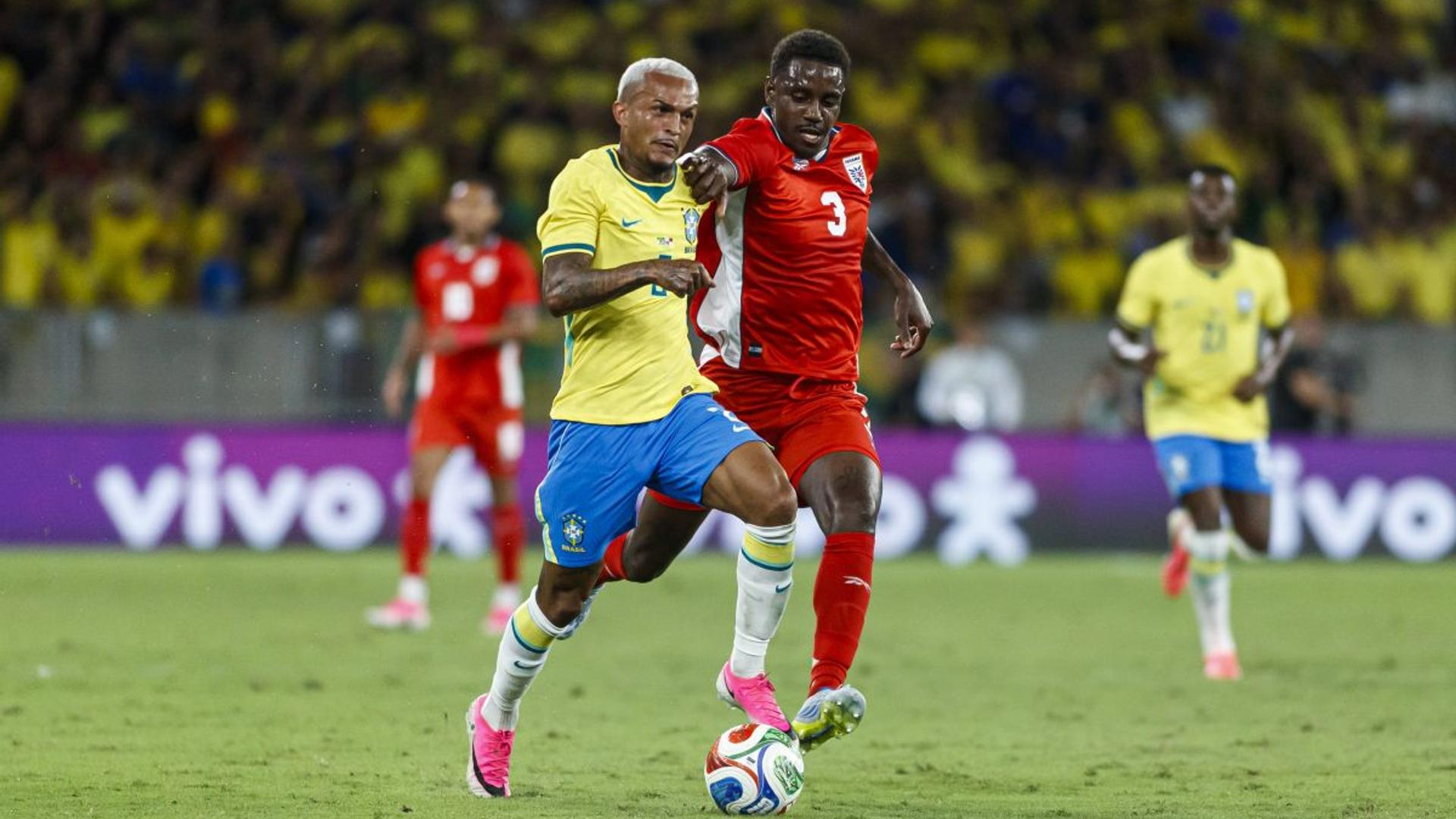 Wesley Franca ținându-și coapsa stângă după accidentare, în timp ce Éderson anunțat în lot Brazilia Mondial de Carlo Ancelotti. | sursa foto: Gazeta Sporturilor