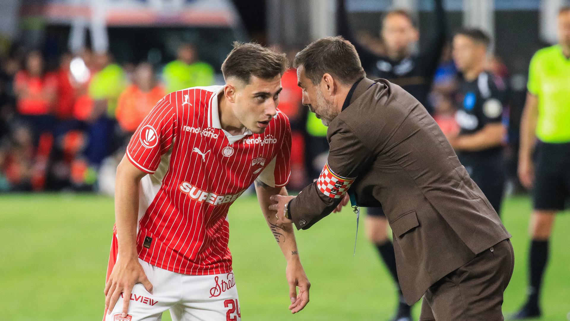 Nuno Campos Dinamo explicând sistemul 4-4-2 „romb” pe tabla de joc, înconjurat de tineri fotbaliști în antrenament | sursa foto: Gazeta Sporturilor