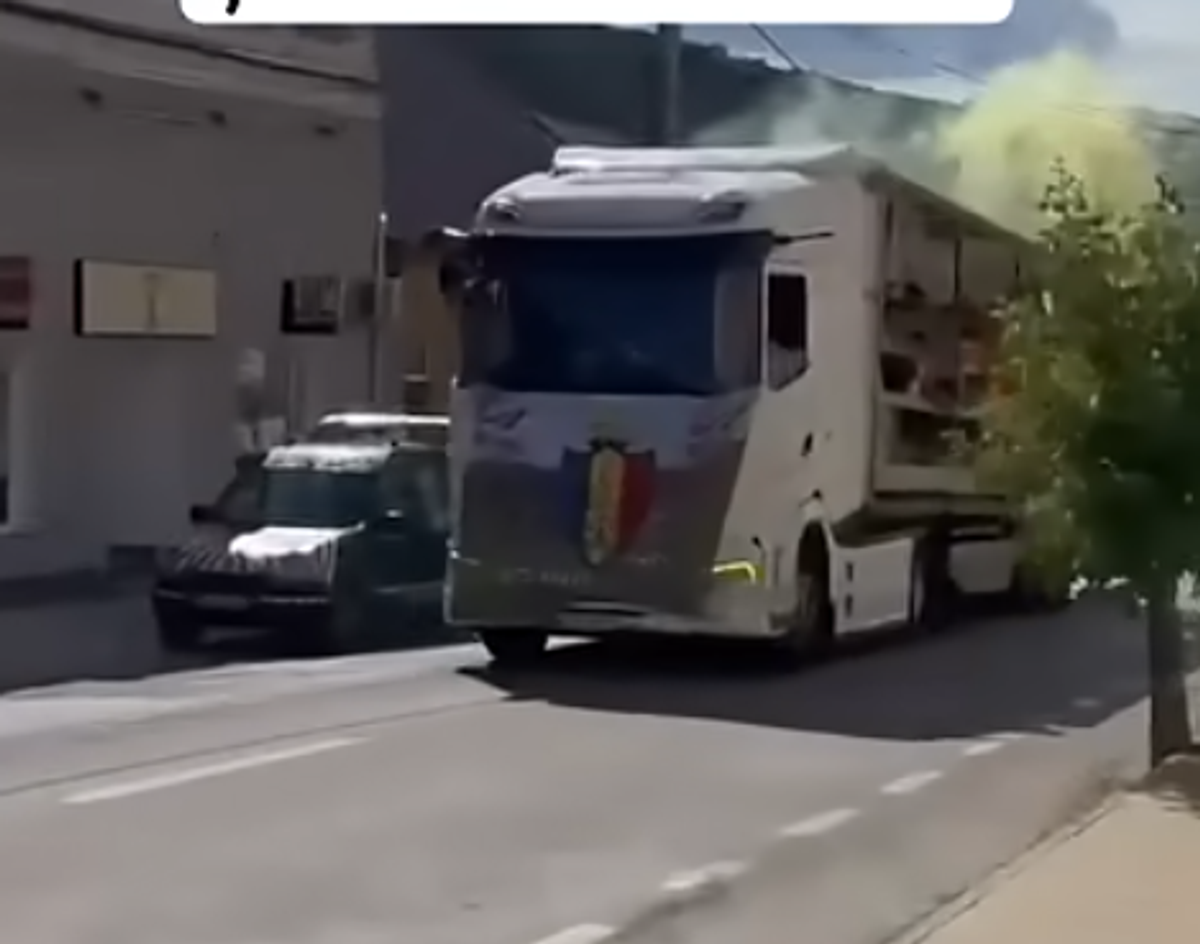 Sărbătoare inedită după titlul câștigat la județ: jucătorii s-au plimbat cu TIR-ul prin oraș și au aprins fumigene