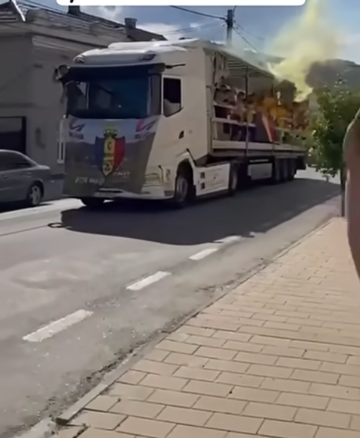 Sărbătoare inedită după titlul câștigat la județ: jucătorii s-au plimbat cu TIR-ul prin oraș și au aprins fumigene