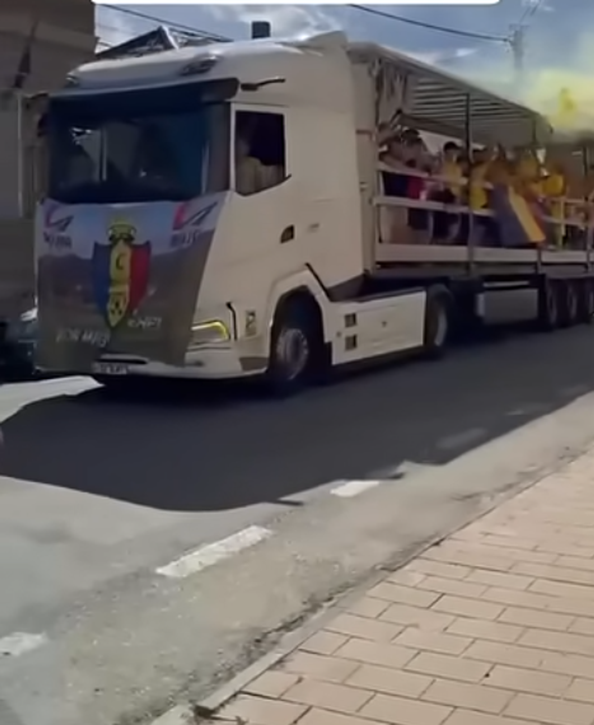 Sărbătoare inedită după titlul câștigat la județ: jucătorii s-au plimbat cu TIR-ul prin oraș și au aprins fumigene