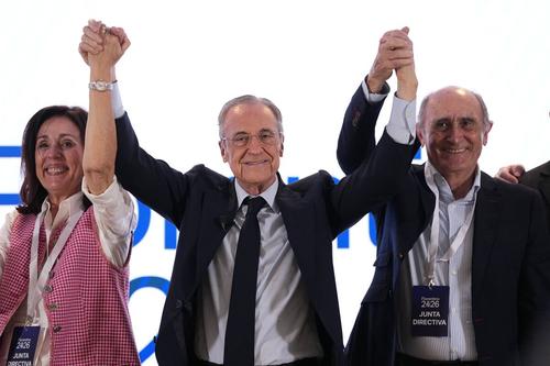 Florentino Perez (în centru) sărbătorește împreună cu doi dintre membrii staff-ului său de campanie / Foto: Imago