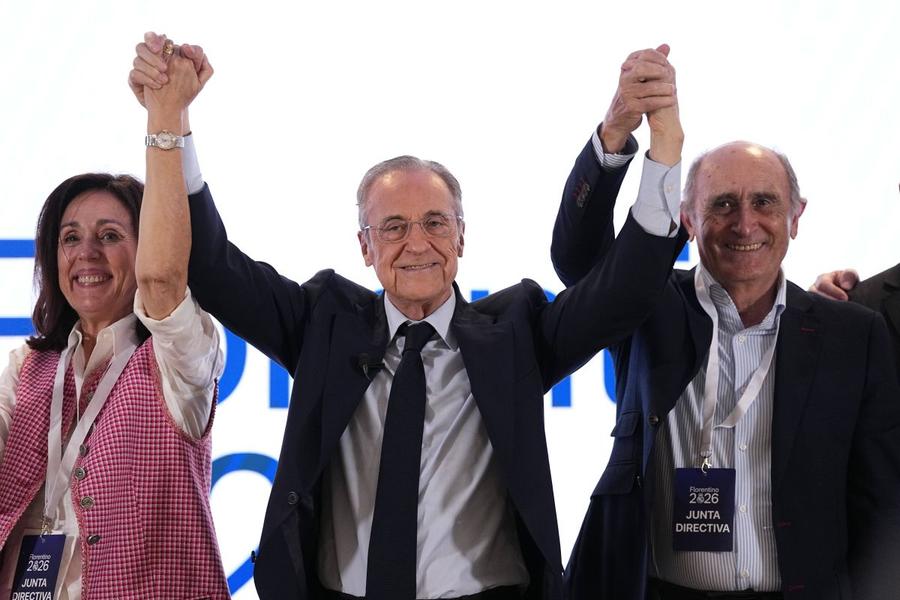 Florentino Perez (în centru) sărbătorește împreună cu doi dintre membrii staff-ului său de campanie / Foto: Imago Cum îl deturnează Real Madrid pe Julian Alvarez? » Campionul mondial poate fi „asul” lui Florentino Perez!