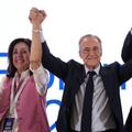 Florentino Perez (în centru) sărbătorește împreună cu doi dintre membrii staff-ului său de campanie / Foto: Imago