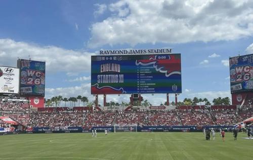 Tabela stadionului din Tampa cu numele greșite ale englezilor
