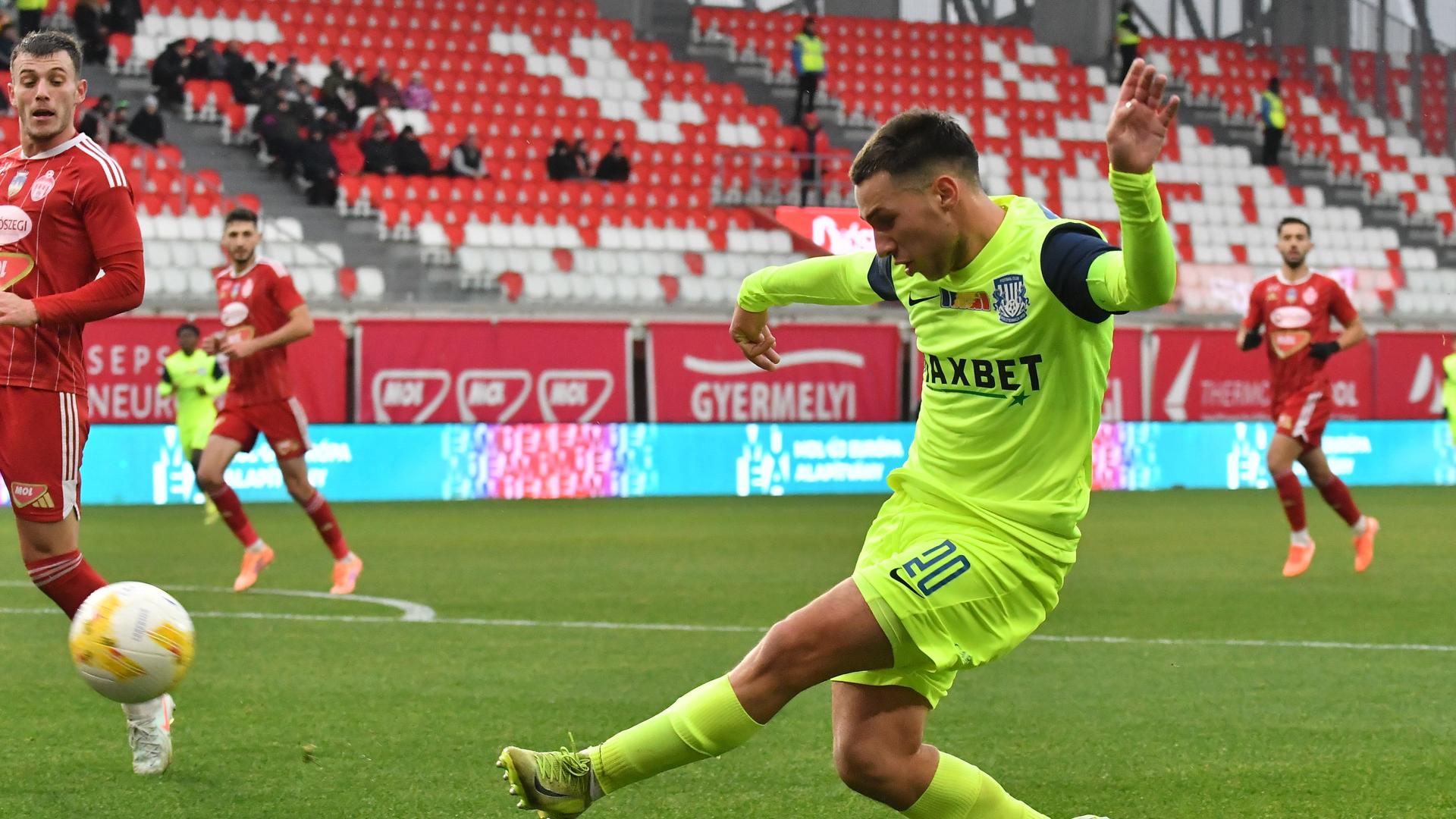 Ștefan Ștefanovici semnând contractul cu Poli Timișoara, în contextul transferurilor pentru promovare Liga 2 și plecări jucători. | sursa foto: Gazeta Sporturilor