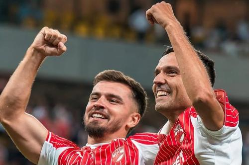Georgi Milanov (dreapta), savurând un succes alături de colegul Danny Armstrong