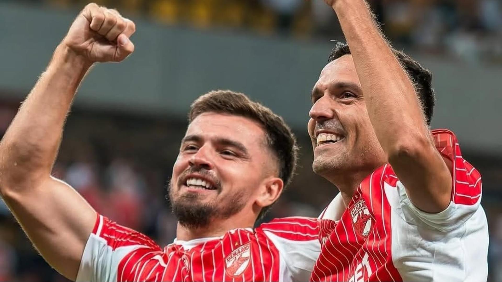 Georgi Milanov în tricoul alb-roșu al lui Dinamo, reflectând asupra despărțirii și carierei sale fotbalistice la conferință de presă. | sursa foto: Gazeta Sporturilor
