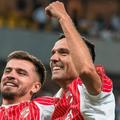 Georgi Milanov (dreapta), savurând un succes alături de colegul Danny Armstrong