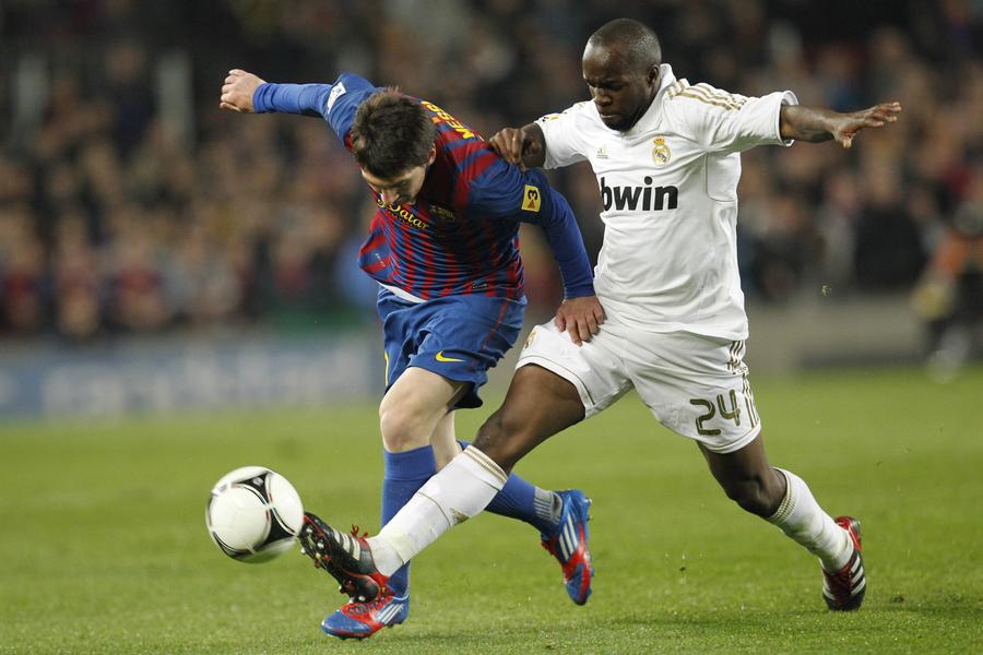 Lassana Diarra într-un duel cu Lionel Messi // foto: Imago Images FIFA a ajuns la un acord cu fostul mijlocaș al lui Real Madrid într-un caz de 65 de milioane