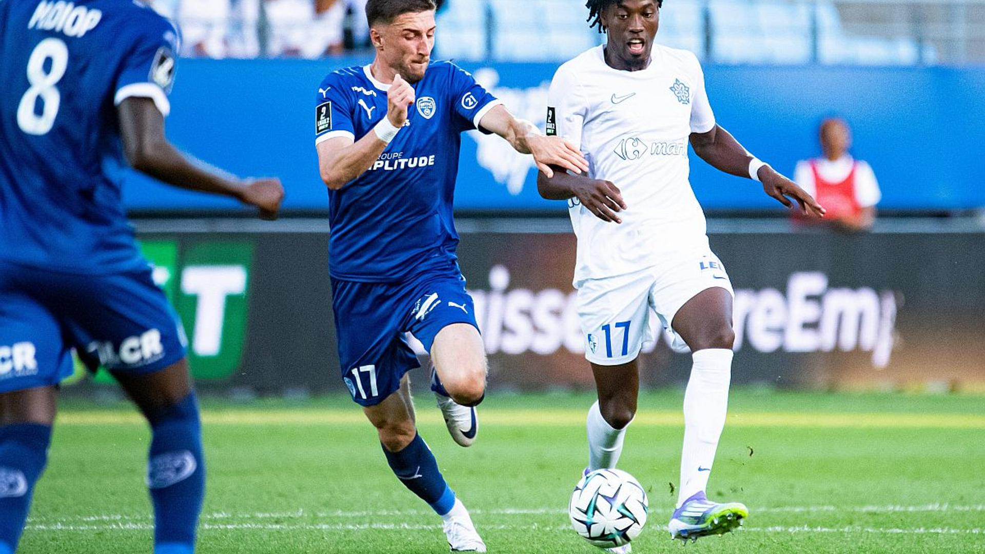 Shaquil Delos în tricoul Grenoble Foot 38 pe teren, fundaș dreapta Franța înainte de transfer FCSB pentru sezonul următor | sursa foto: Gazeta Sporturilor