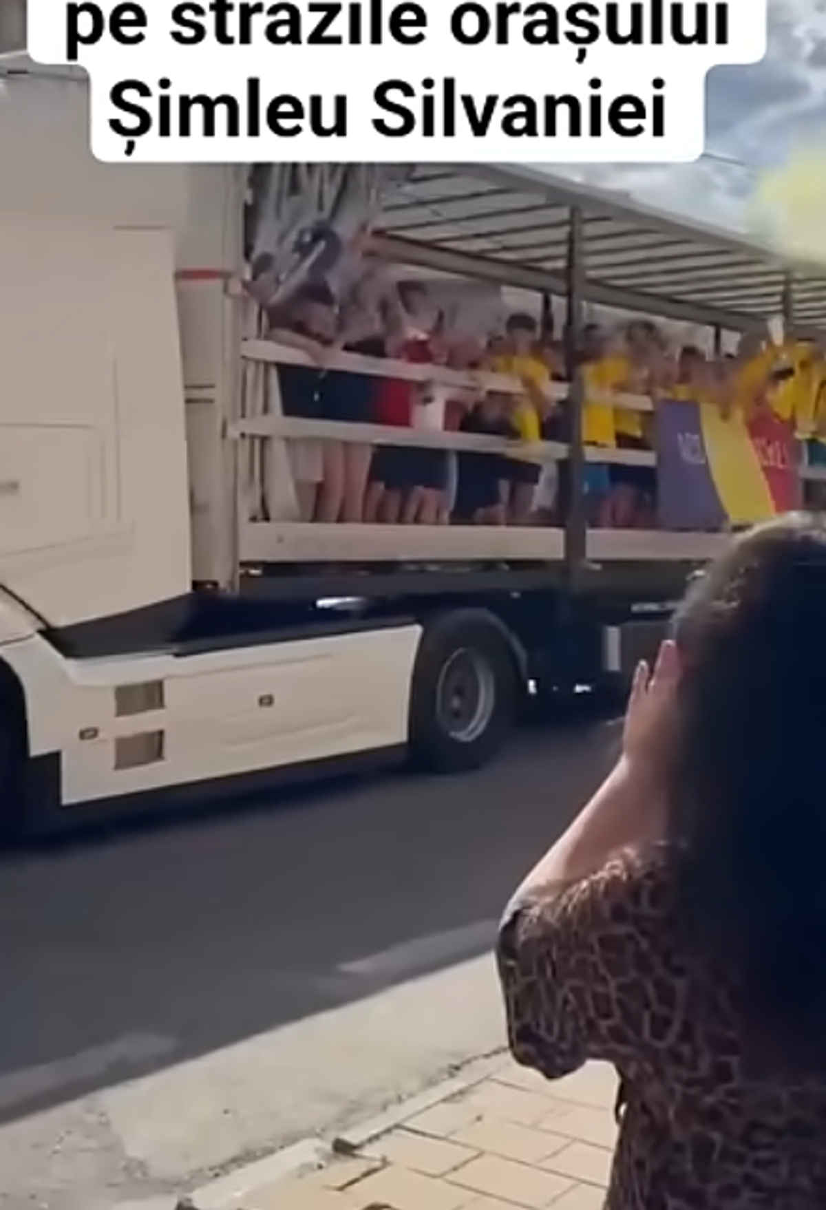 Sărbătoare inedită după titlul câștigat la județ: jucătorii s-au plimbat cu TIR-ul prin oraș și au aprins fumigene