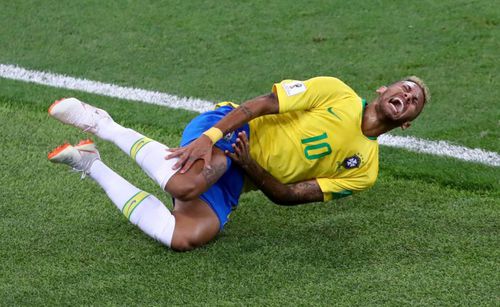 Neymar suferind o accidentare în naționala Braziliei // Sursă foto: Getty