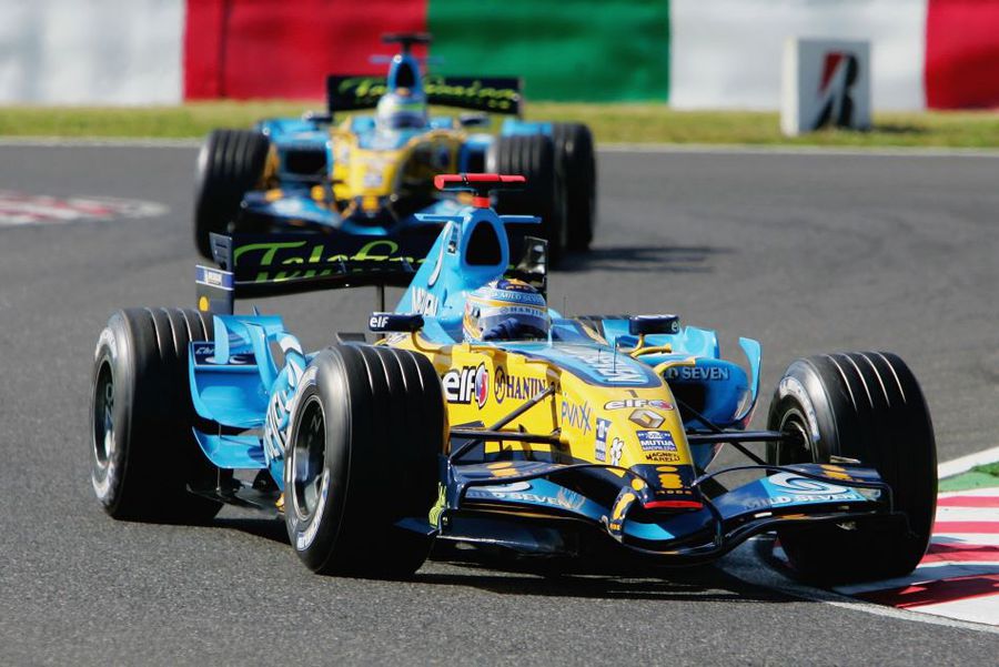 Fernando Alonso în monopostul Renault în 2006, în fața coechipierului Giancarlo Fisichella Foto Guliver/GettyImages Fernando Alonso în monopostul Renault în 2006, în fața coechipierului Giancarlo Fisichella Foto Guliver/GettyImages