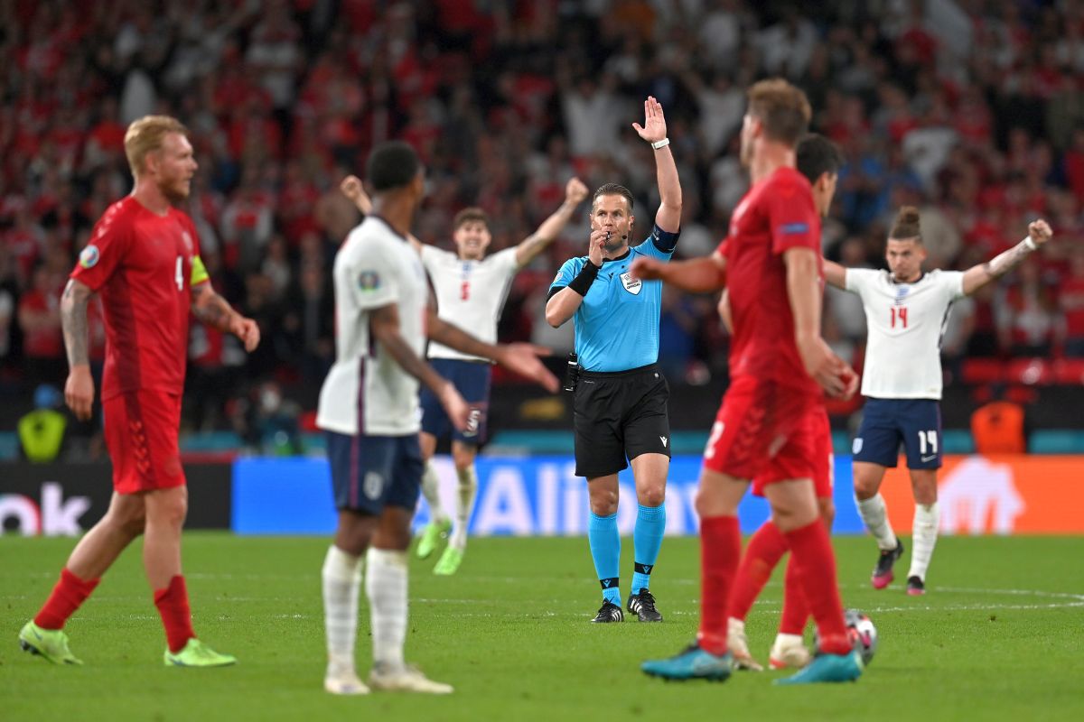 Danezii sunt furioși și protestează: „Sterling și Makkelie, niște ticăloși!"