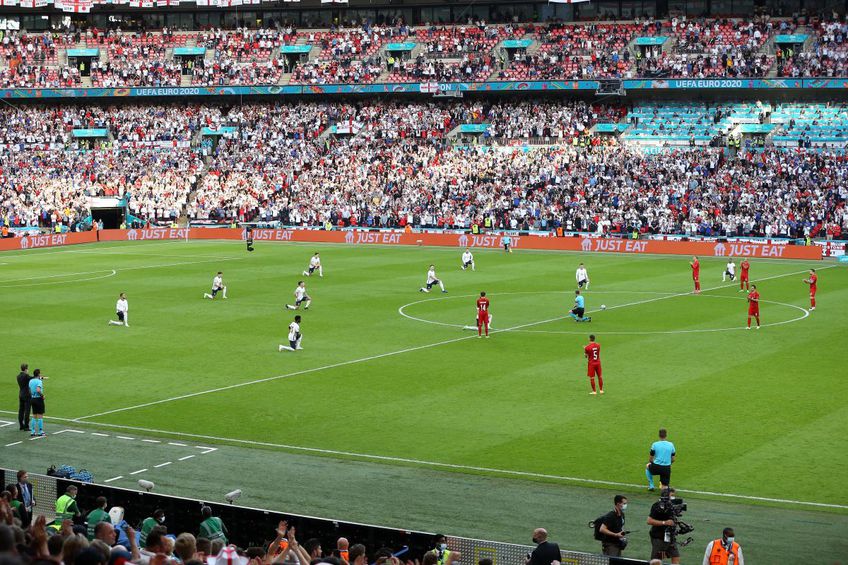 Hațegan nu a îngenuncheat nici în meciul Anglia - Danemarca / Sursă foto: Imago Images