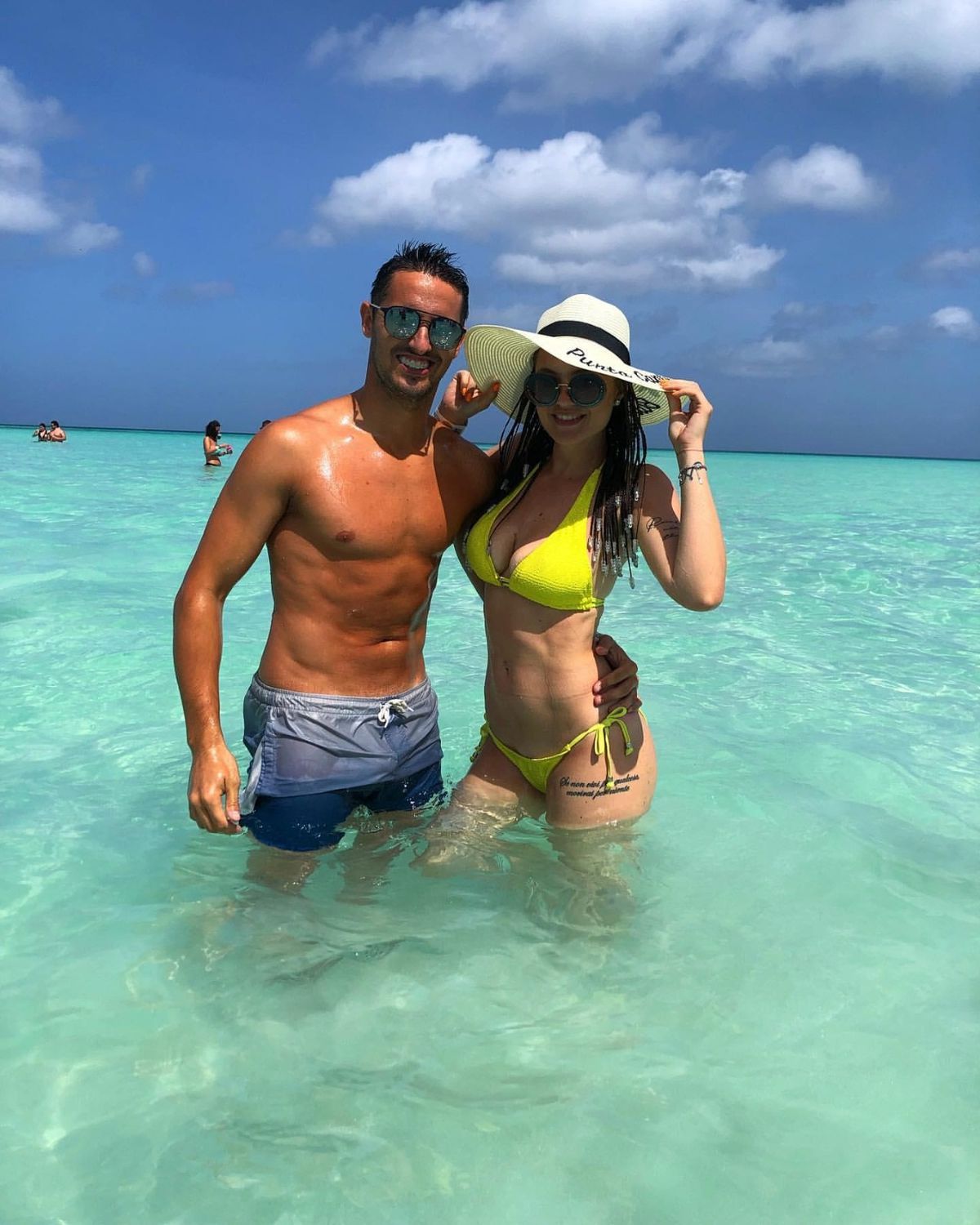 Nina din Bănie » Ultima achiziție a Craiovei vine în România cu superba lui soție