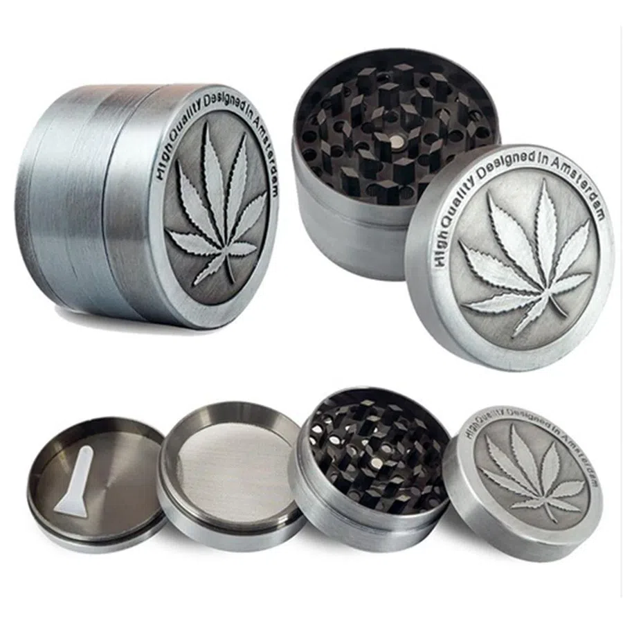 Așa arată un grinder disponibil pe site-ul eMAG și costă în jur de 50 RON Probleme la plecarea în cantonament » Ce au găsit autoritățile în bagajul noului atacant de la Botoșani: „Dacă se va demonstra, îi putem desface contractul”