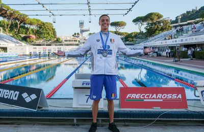 David Popovici a câștigat titlul european de juniori cu un nou record mondial! Are cel mai bun timp mondial al anului