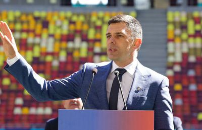 Dezbaterea zilei, 8 iulie » Ar trebui obligate echipele să folosească un anumit număr de români? „Se ajunge la un monstru, o anomalie! Novak a căutat o măsură populistă, în loc să rezolve alte lucruri importante”