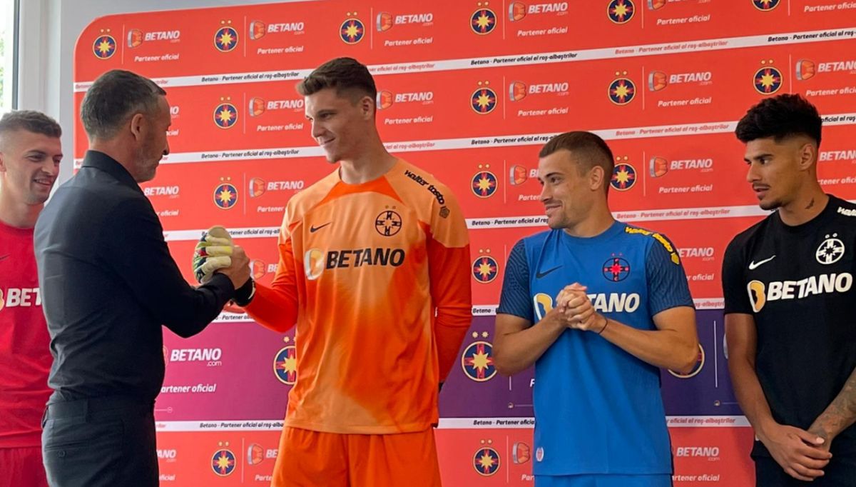 FCSB și-a prezentat echipamanetul pentru noul sezon: „Cel mai frumos din ultimii 30 de ani!” + Sigla Peluzei Nord, prezentă pe tricouri