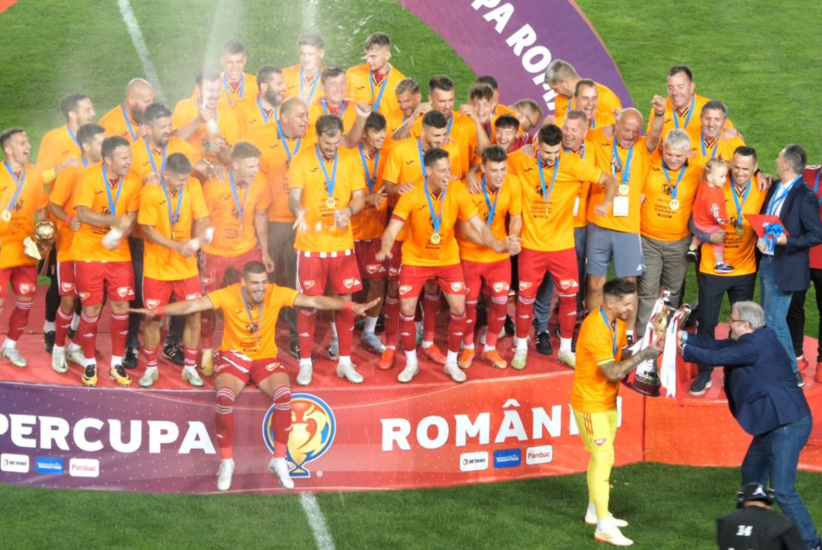Cine a înmânat Supercupa, de ce a lipsit Burleanu de la meci + două momente tari de la festivitate