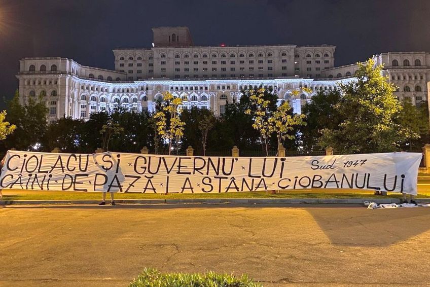 Mesajul afișat de Peluza Sud în fața Palatului Parlamentului / Sursă foto: Facebook@ AS47