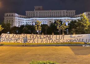 Peluza Sud continuă protestele! Ultrașii au mers în fața Palatului Parlamentului cu un banner dur + mobilizare și în provincie