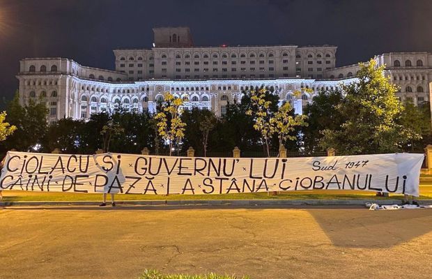 Peluza Sud continuă protestele! Ultrașii au mers în fața Palatului Parlamentului cu un banner dur + mobilizare și în provincie