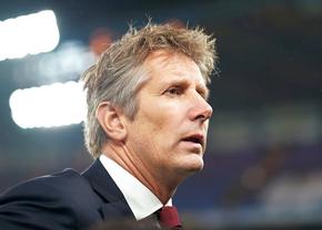 Ultimele informații despre starea lui Van der Sar. Legendarul portar a suferit o hemoragie cerebrală