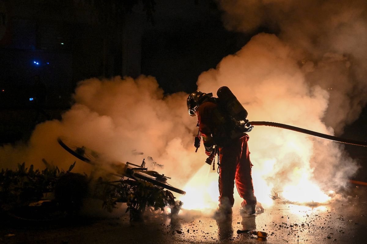 Violențele izbucnite la Paris, după alegerile legislative din Franța: foc, fum, teroare