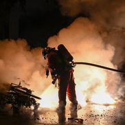 Violențele au izbucnit aseară în Paris, între fanii extremei stânga Frontul Național și forțele de ordine, foto: Imago