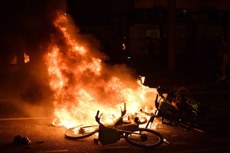 Violențele au izbucnit aseară în Paris, între fanii extremei stânga Frontul Național și forțele de ordine, foto: Imago