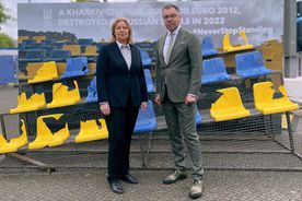 Au adus la Euro 2024 o tribună bombardată de ruși. Pe unde se plimbă scaunele distruse de rachete!