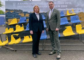Au adus la Euro 2024 o tribună bombardată de ruși. Pe unde se plimbă scaunele distruse de rachete!
