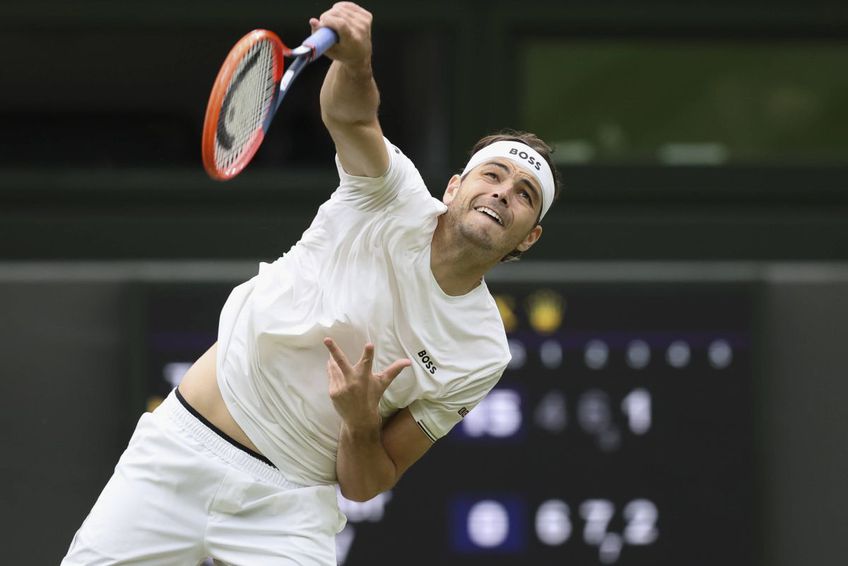 Taylor Fritz (locul 12 ATP, 26 de ani) l-a învins pe Alexander Zverev (locul 4 ATP, 27 de ani), scor 4-6, 6-7, 6-4, 7-6, 6-3, în optimile de la Wimbledon.