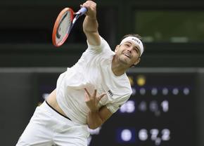 Revenire de senzație la Wimbledon: a fost condus cu 2-0 la seturi, dar a reușit marea surpriză și va juca în „sferturi”