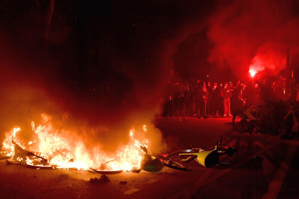 Violențele izbucnite la Paris, după alegerile legislative din Franța: foc, fum, teroare